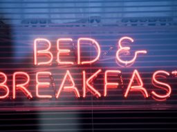 Neon-Schild mit der Aufschrift "BED & BREAKFAST" in leuchtendem Rot.